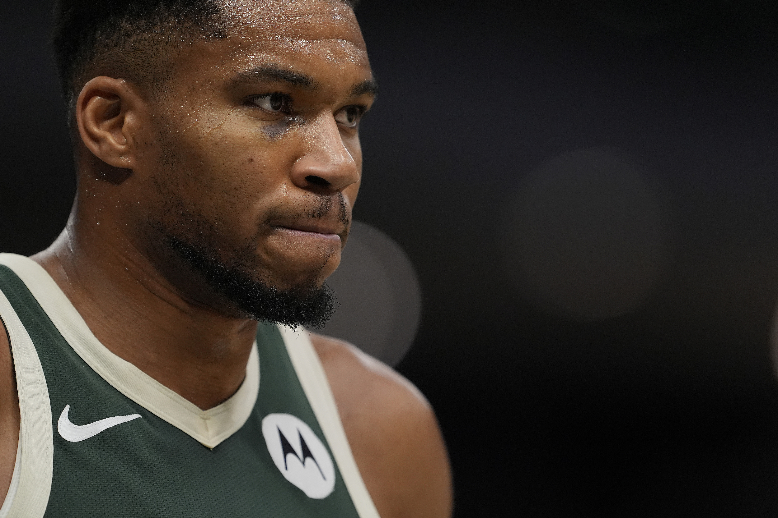 带领球队超越！字母哥&特纳在半场双得11分，雄鹿领先11分。