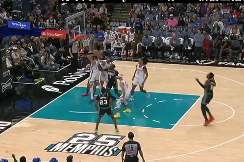 残忍！霍姆格伦反击上篮，再次被阿尔达马大帽盖住。