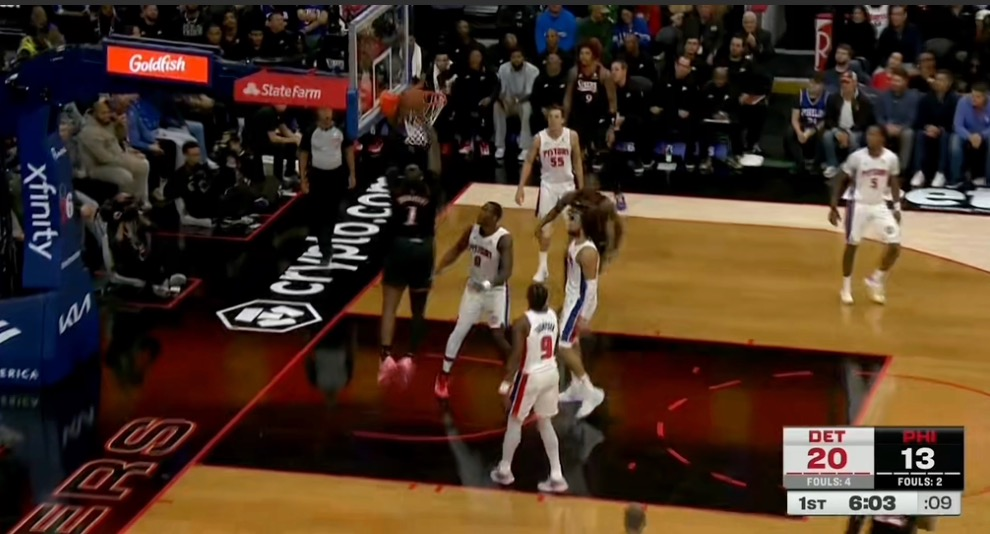 马克西突破禁区吸引防守，帮助庄神完成双手暴扣。