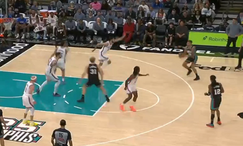 手上掉下来！康查尔命中三分，打破灰熊末节得分。