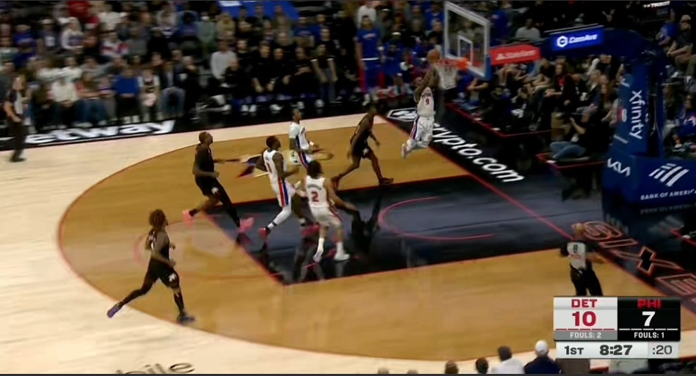 奥萨尔反击中飞的上篮成功打成2+1。