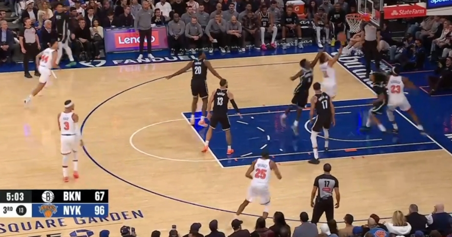 第三节还剩4分20秒的尼克斯得分破百，领先篮网多达30分。