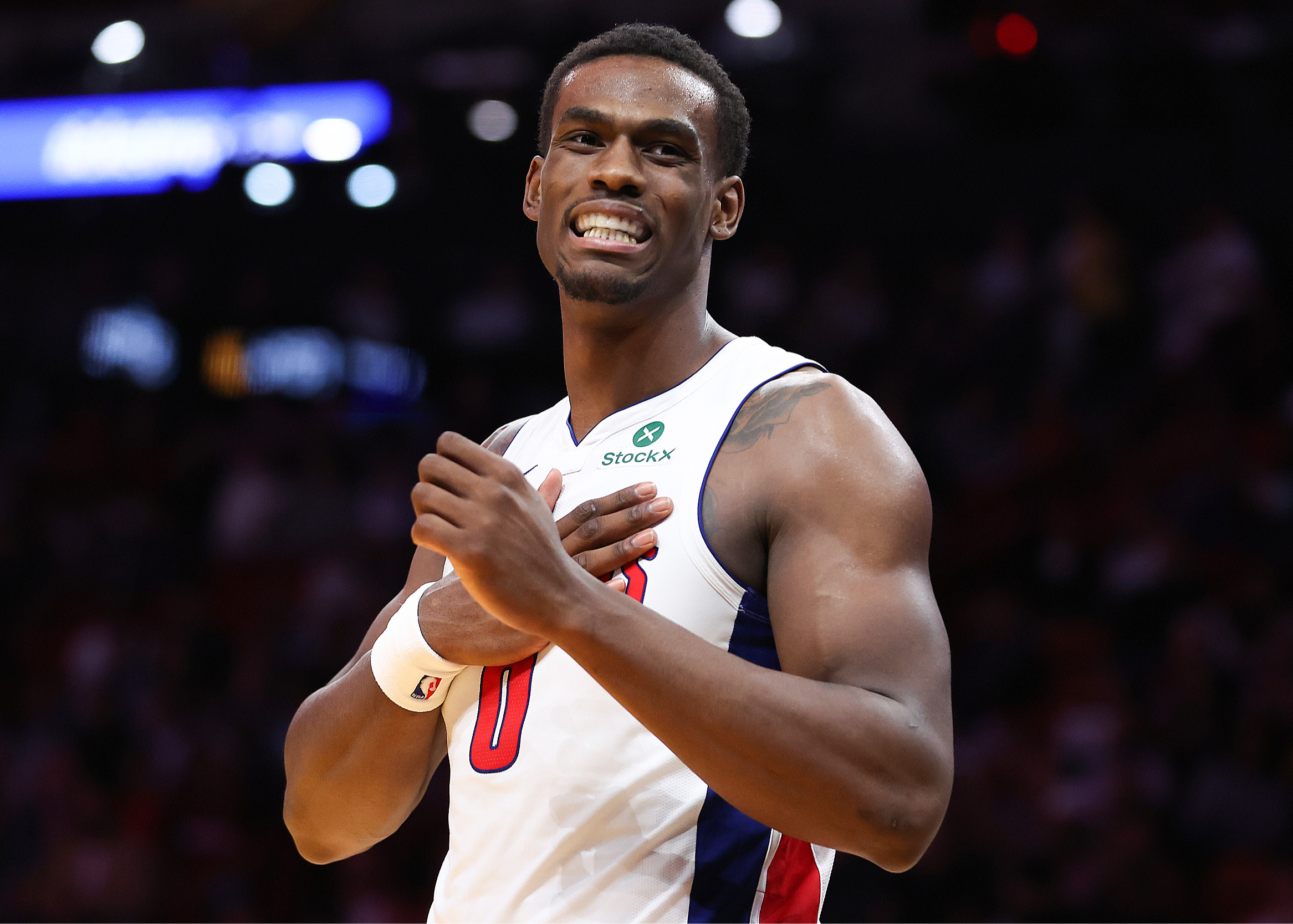 杜伦半场6投5中，三秒区进攻弹无虚发砍下10分9篮板。