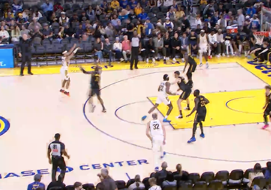 第七次三分出手的内姆布哈德终于命中，前六投全打铁。