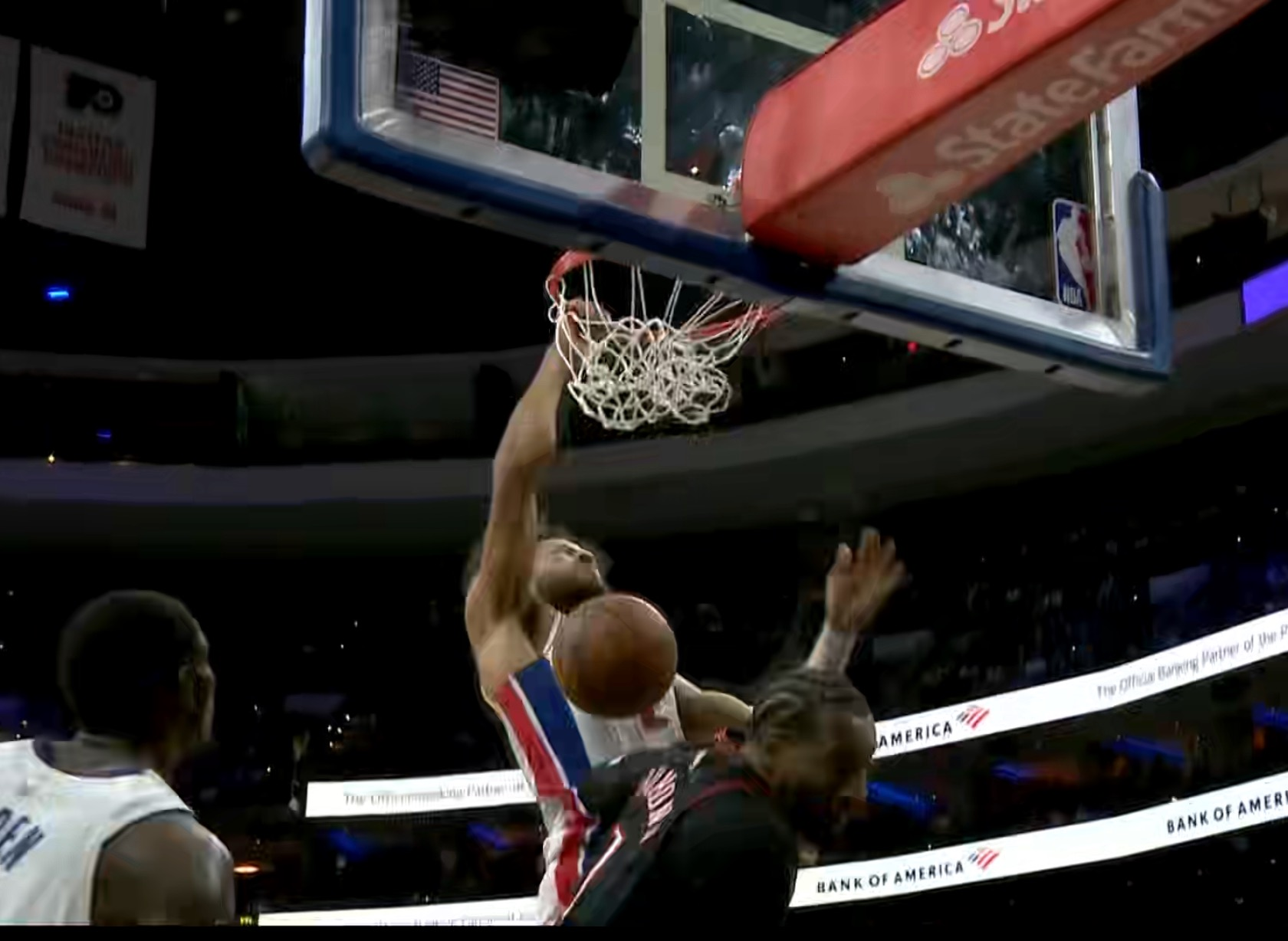 在禁区内，康宁汉姆持球突破庄神2+1