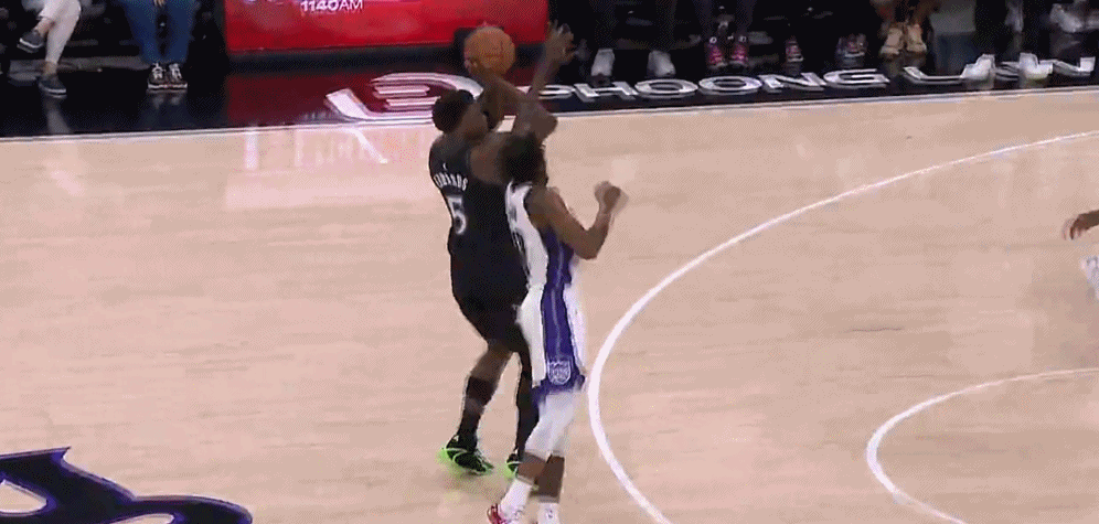 感觉来了就连串！爱德华兹三分两连击，造成国王犯规。