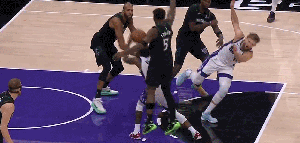 里德在防守中掀翻了萨博尼斯，裁判回顾了犯规升级。