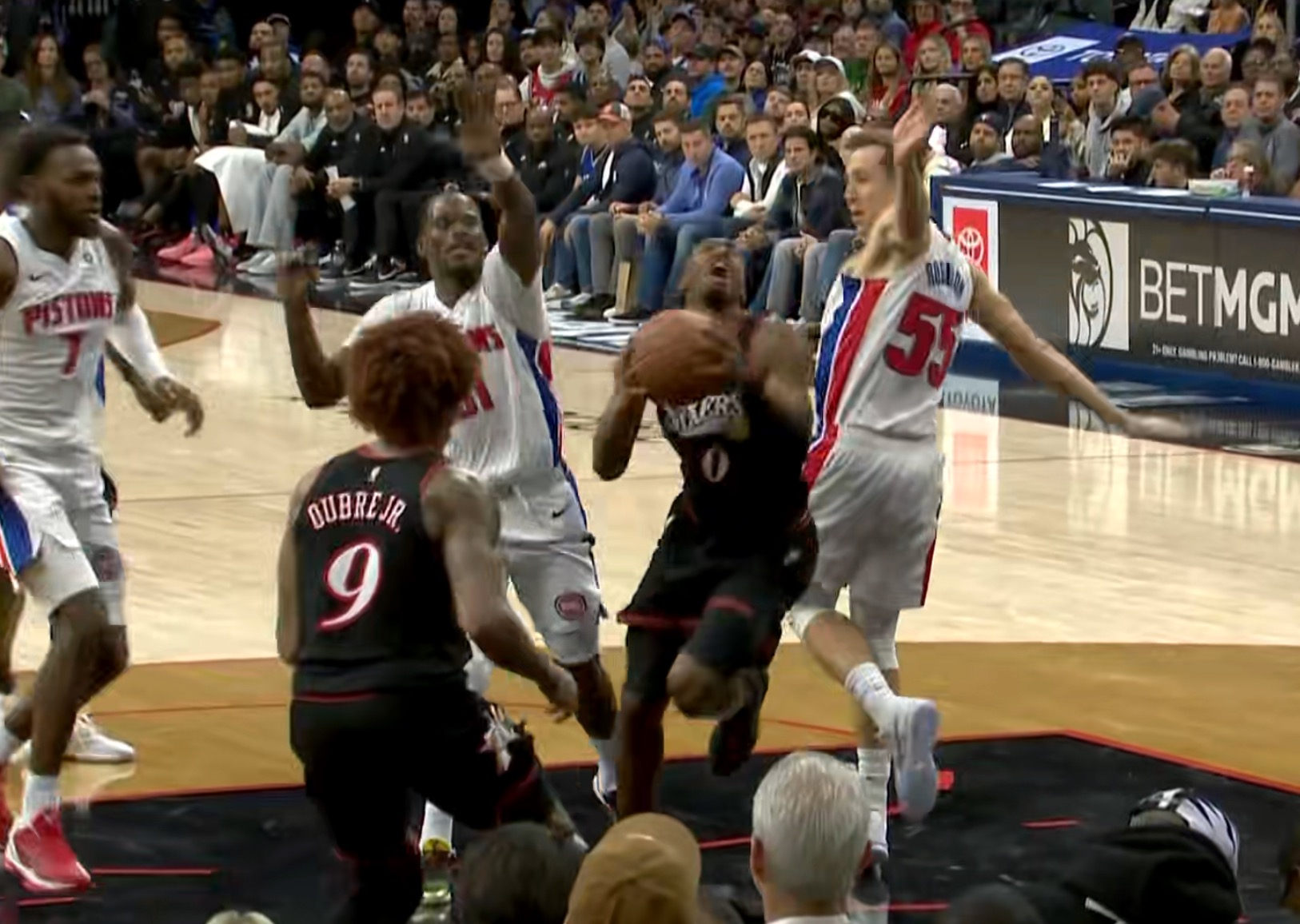 马克西突破被击中头部，邓肯·罗宾逊因六犯被罚下场。