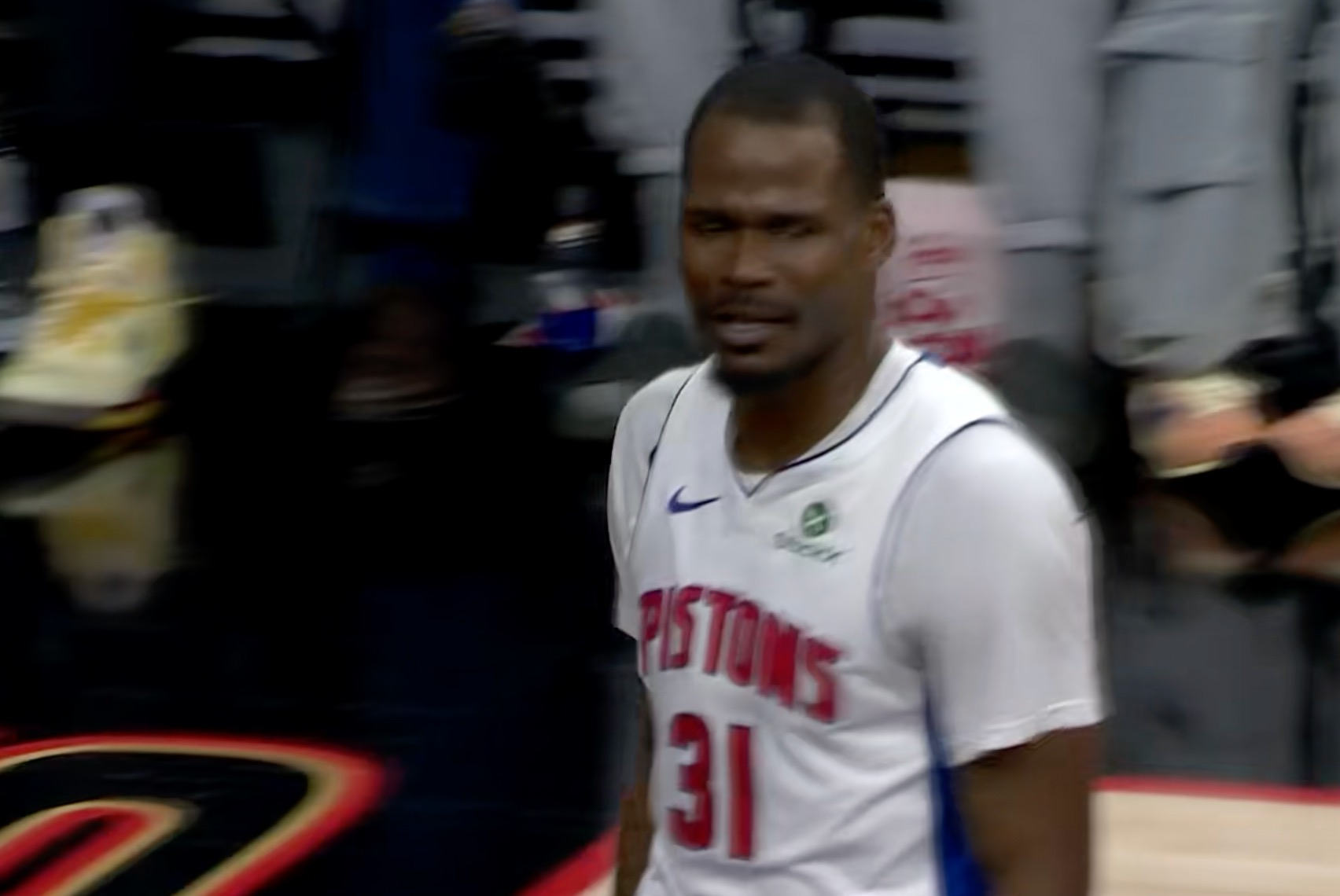 活塞连续76人罚球，贾文特·格林对被吹T的判罚不满意。