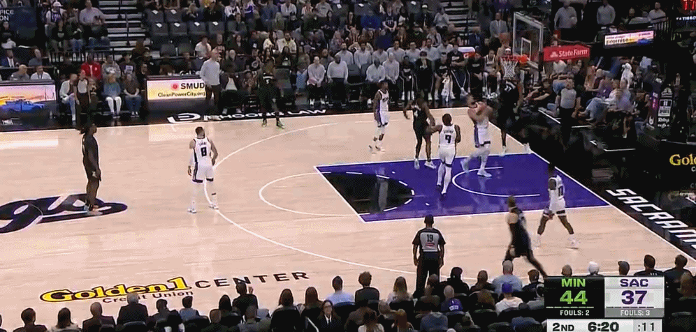 妙传戈贝尔迪林厄姆，后者高高跃起，轻松虐框。