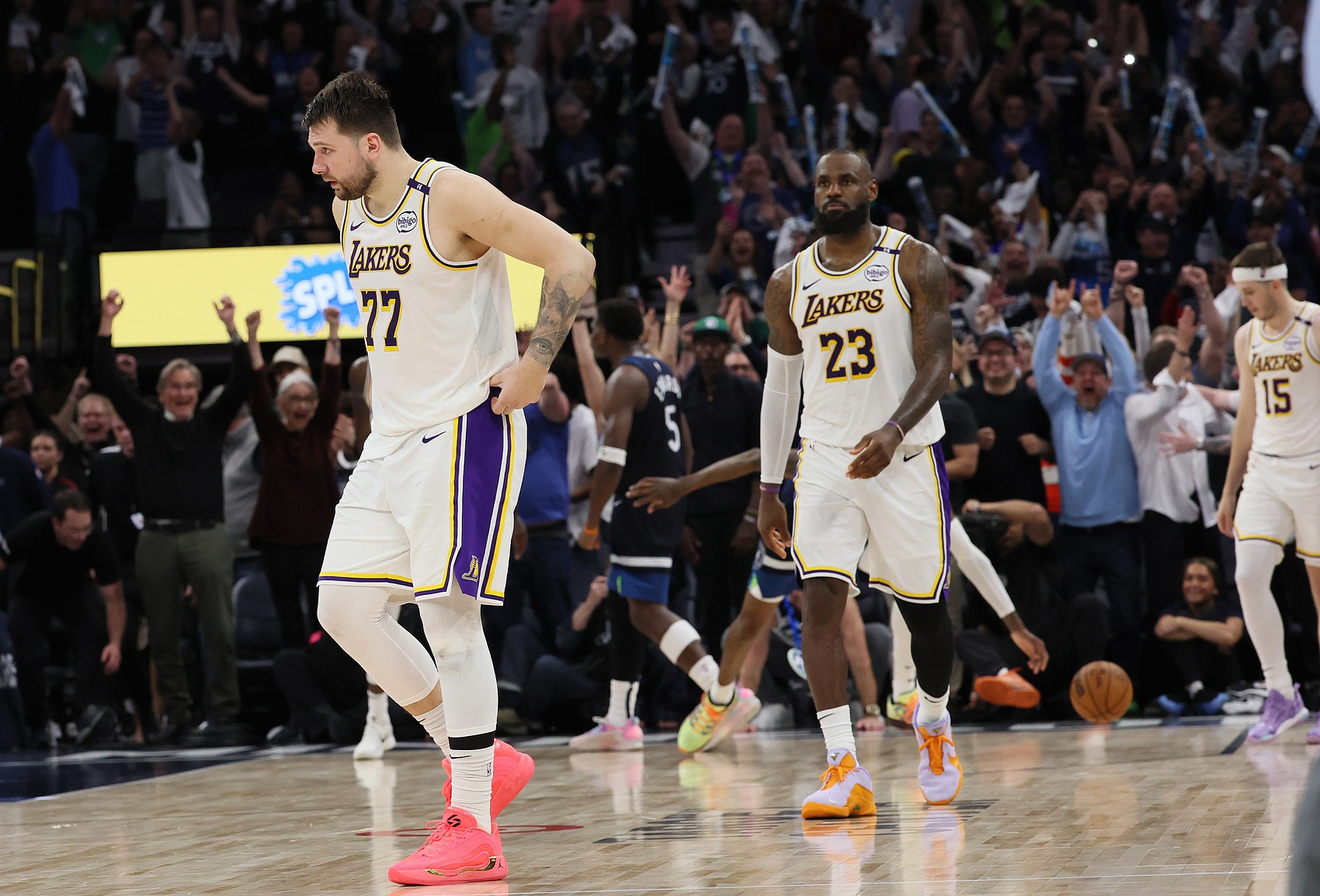 湖人队前瞻文章：围绕东契奇修补阵容 向后詹姆斯时代平稳过渡。