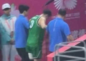 媒体人：辽宁男篮后卫赵继伟被扶回更衣室