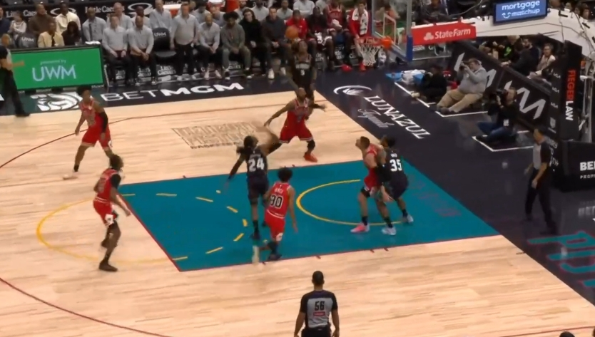 詹金斯连续三球，帮助活塞稳定领先局势。