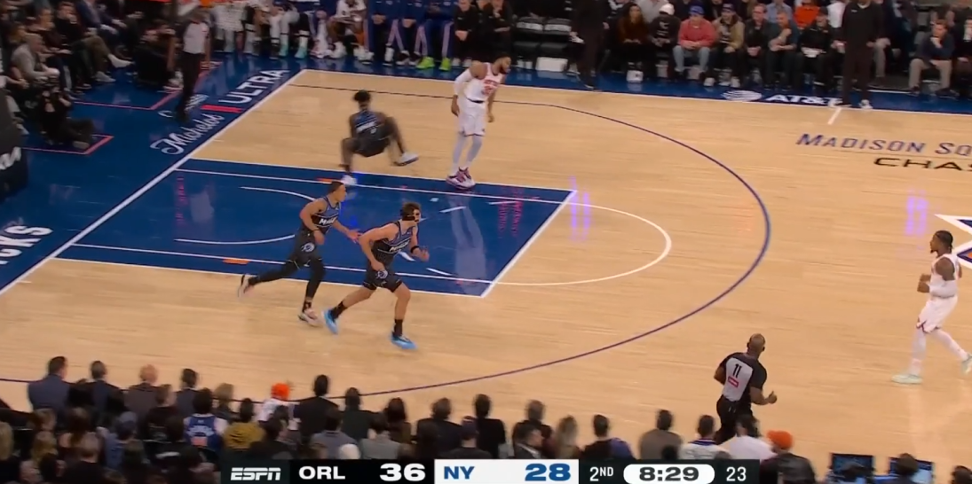 唐斯被吹罚犯规，随后对裁判表示不满。