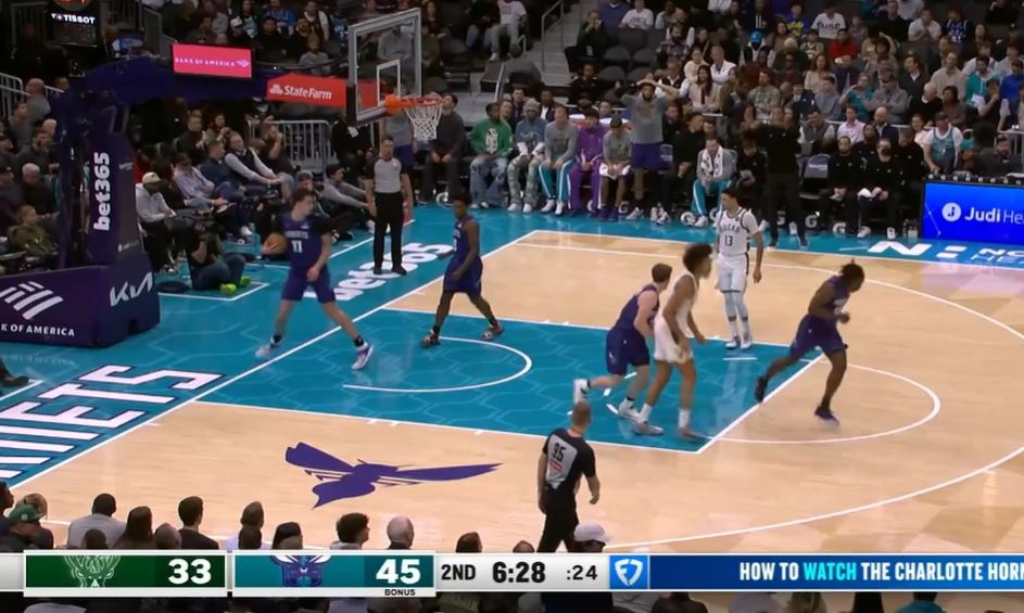 特纳三分投入帮助雄鹿止血，个人得分也上双。