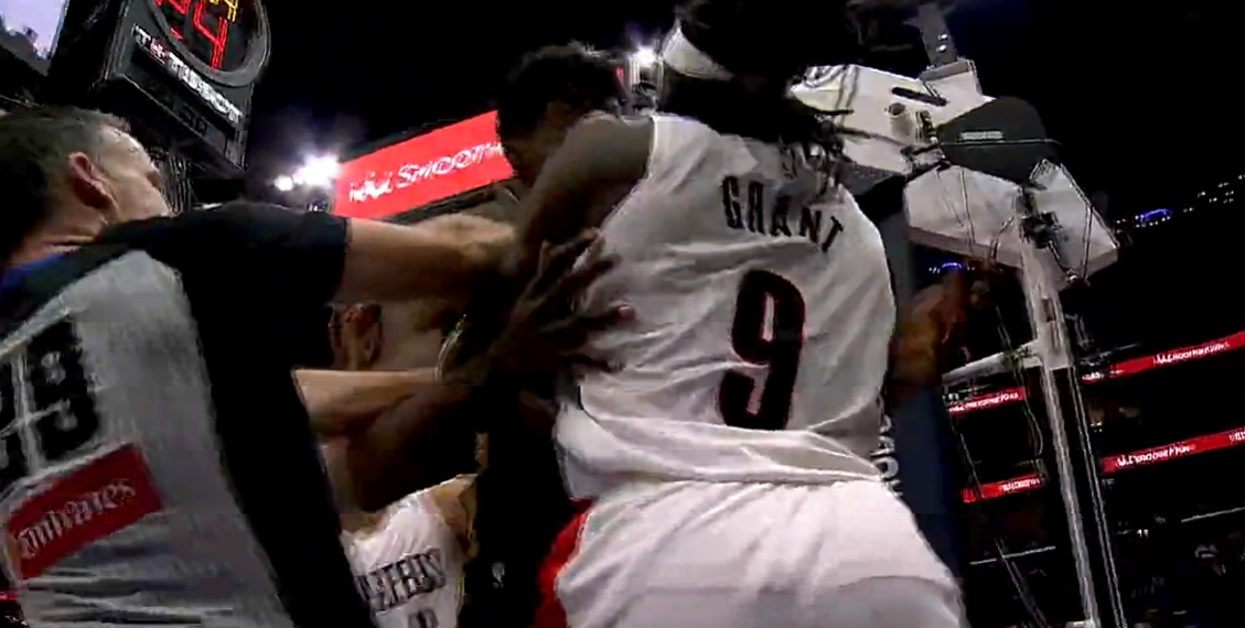 突然，米西&格兰特发生了冲突，许多队友卷入其中。