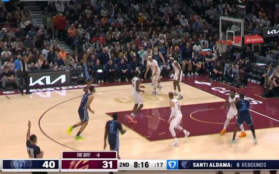 阿尔达马补篮得分，灰熊再次将分差拉开到两位数。