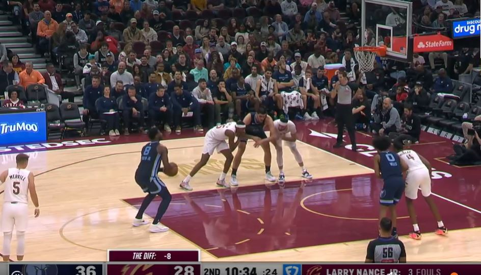 太多的犯规！灰熊第二节上来连续6次罚款