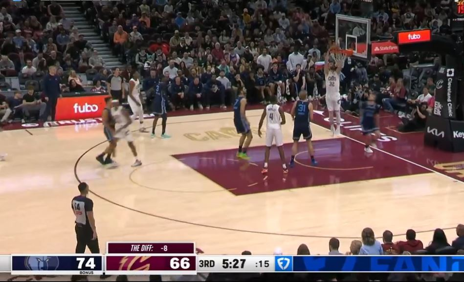 停不下来！韦德跑底线接球，双手吊篮暴扣打停灰熊