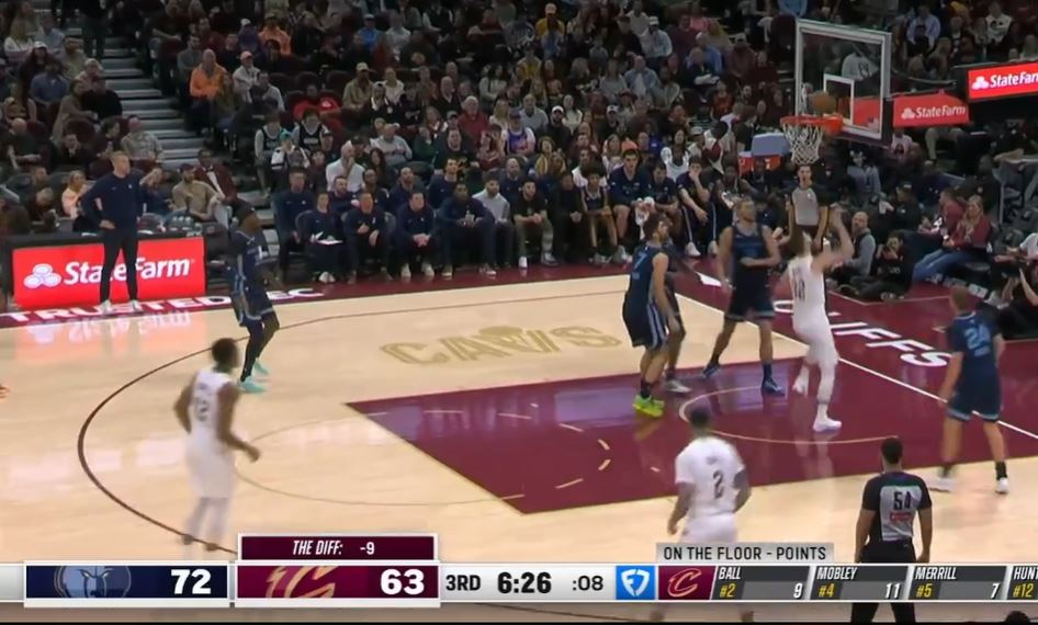 吃我一抖！韦德突破篮下晃飞两人反篮得分