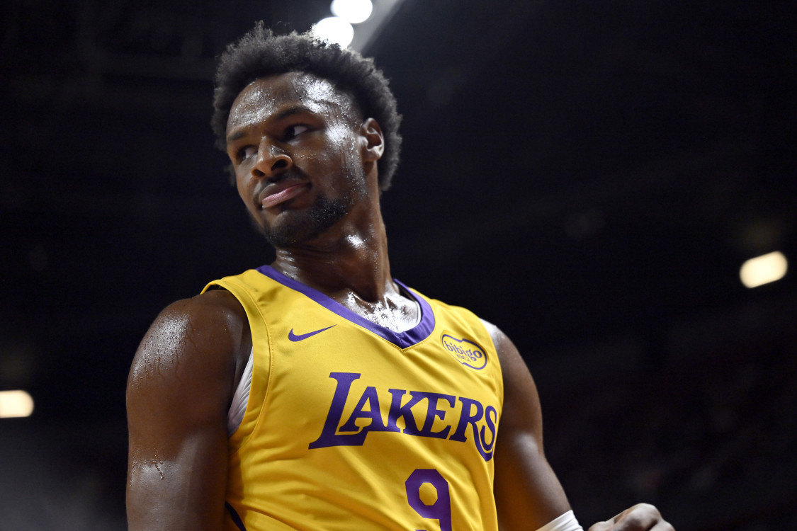 有没有打雄鹿的经验？上一次，布朗尼砍下雄鹿17分5助攻，创造了职业生涯的新高。