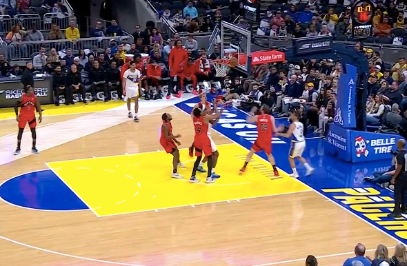 麦康奈尔，珀尔特尔的大帽子，球直接卡在篮颈上