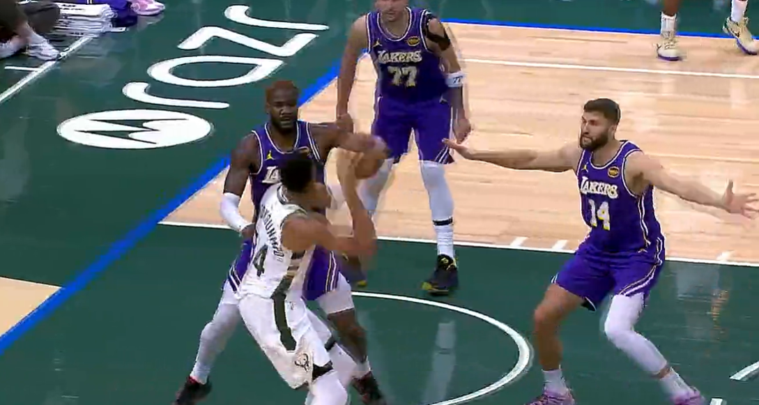 麻烦犯规！第三节还剩三分半钟，艾顿和拉拉维亚都背着四次犯罪。