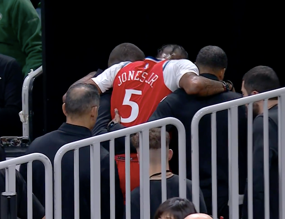 快船官方：小琼斯&米勒因伤提前退出与绿军比赛。