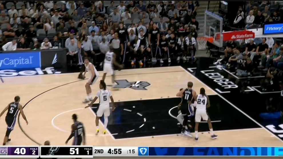 威少侧翼接球命中三分，国王8-0攻击波