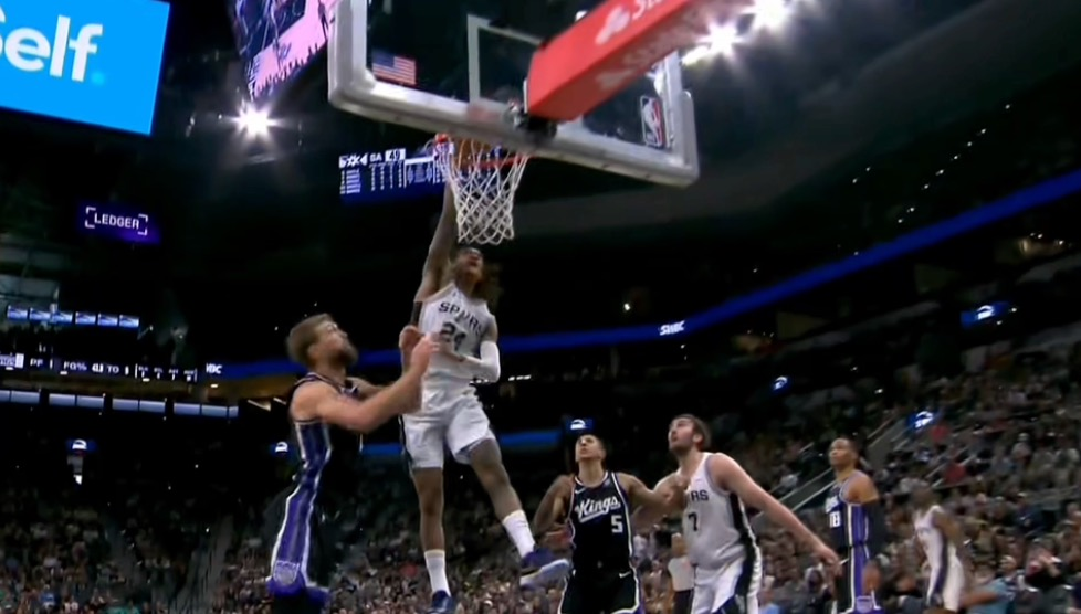 四个惊喜！卡斯尔突破了萨博尼斯的隔扣