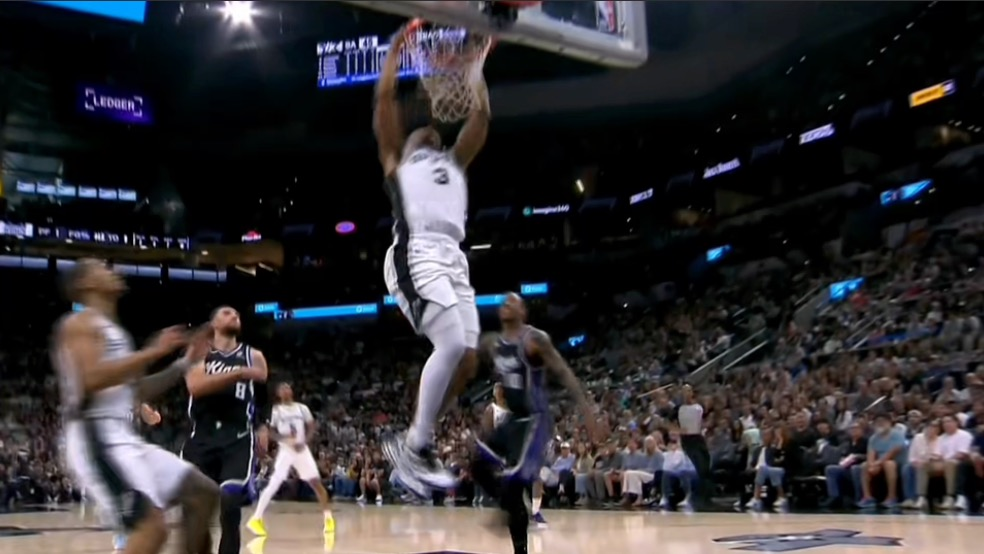 在空中折叠暴扣约翰逊，个人得分已经上双。