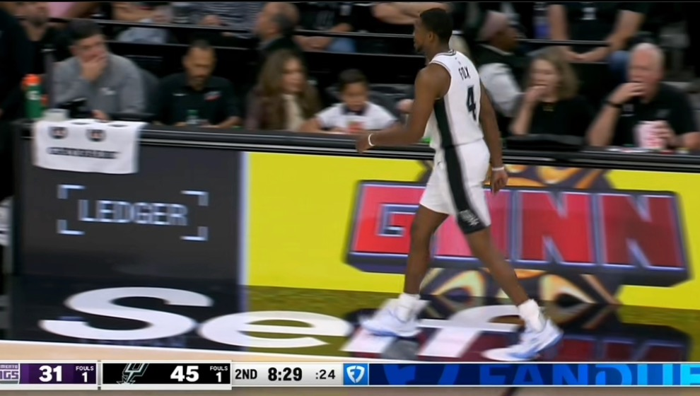 疑似受伤！福克斯一瘸一拐地接受了队医的治疗