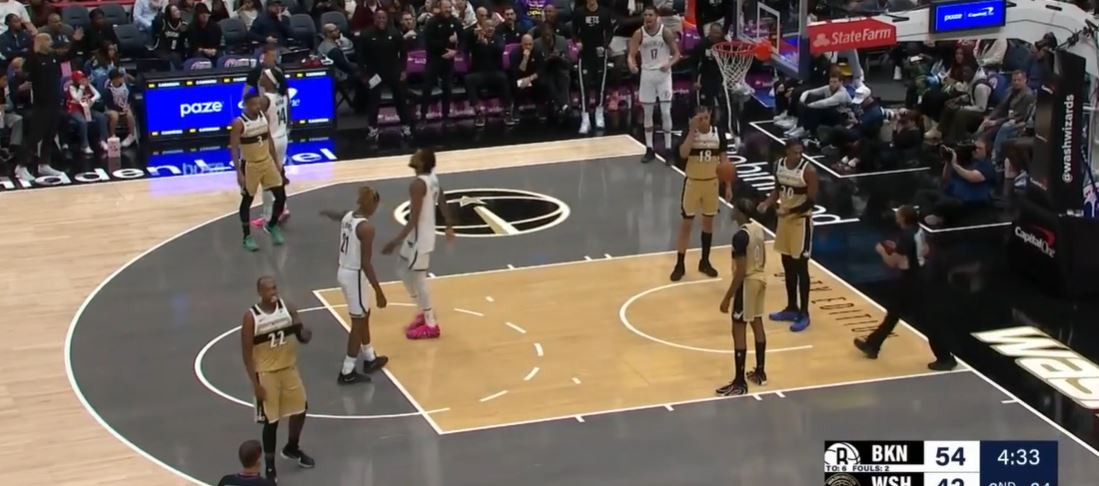 克洛尼单挑米德尔顿犯规&后者不服判罚。