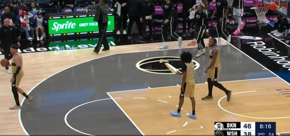 马丁撤退三分投入，篮网一波11-2领先奇才两位数。