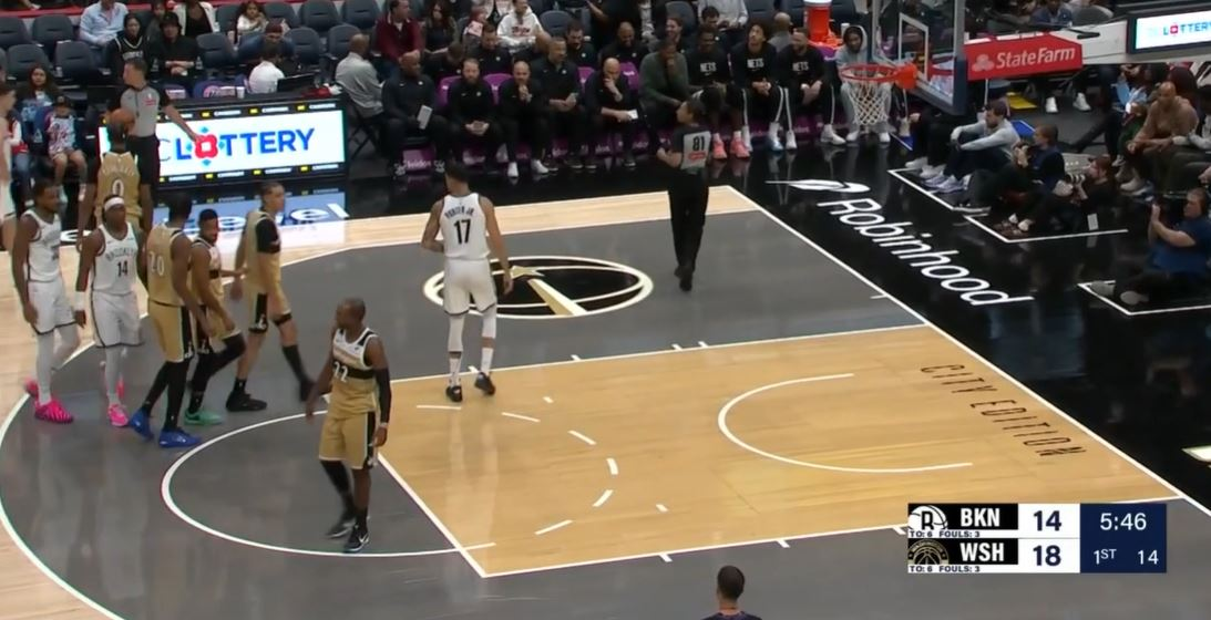 乔治无球犯规不服判罚&吃T