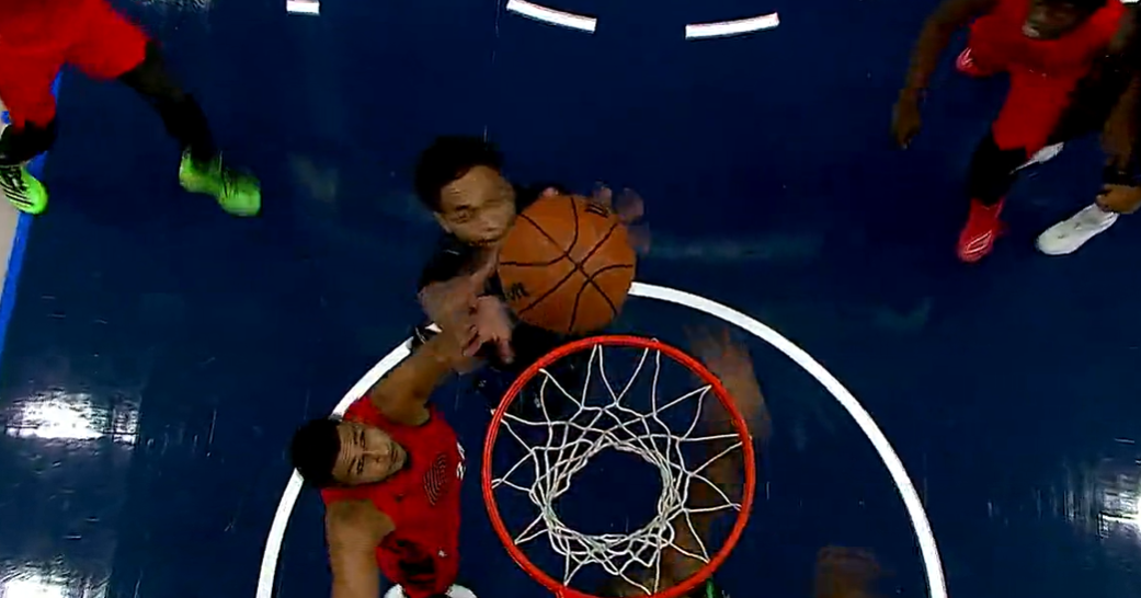 华盛顿补扣被吹干扰球，独行侠挑战失败。