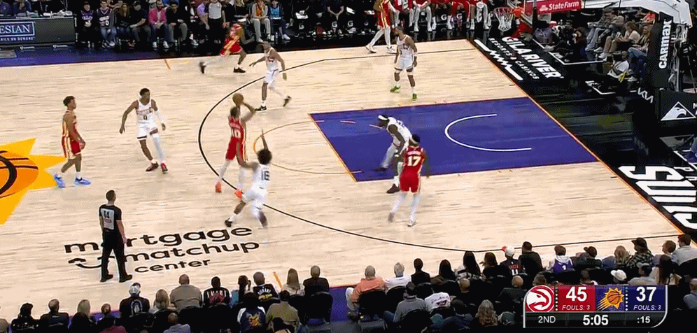 里萨谢命中了高难度三分，老鹰第一次把分差拉开到两位数。