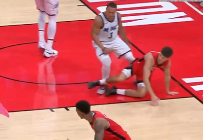 贝恩的垃圾话喷谢泼德，谢泼德把贝恩的脚钩倒了，一级恶犯被吹了。