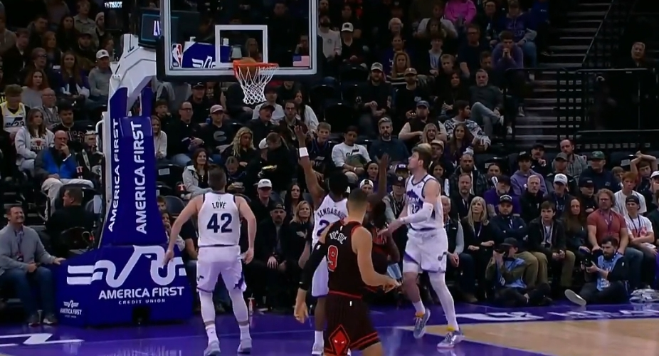 多苏穆中三分+打成2+1，公牛轰10-3反超分。