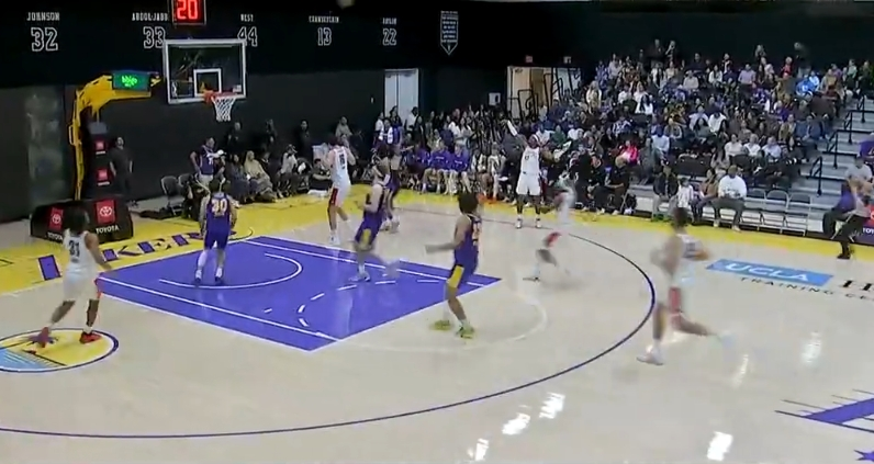 这场比赛第一次犯规！样韩城第二节掩护被吹进攻犯规