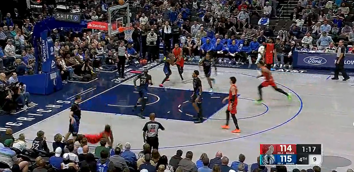 格兰特制造弗拉格外线犯规三罚全中，开拓者超越独行侠2分。