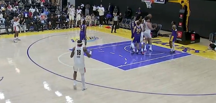 这场比赛第15分！杨瀚森补篮2分命中。