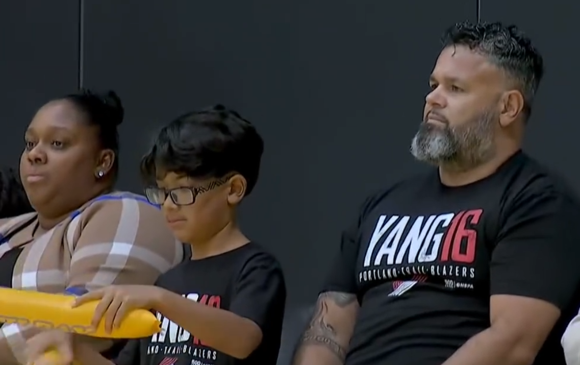 杨瀚森粉丝！混音vs南湾湖人队有外国球迷穿着杨瀚森元素外套