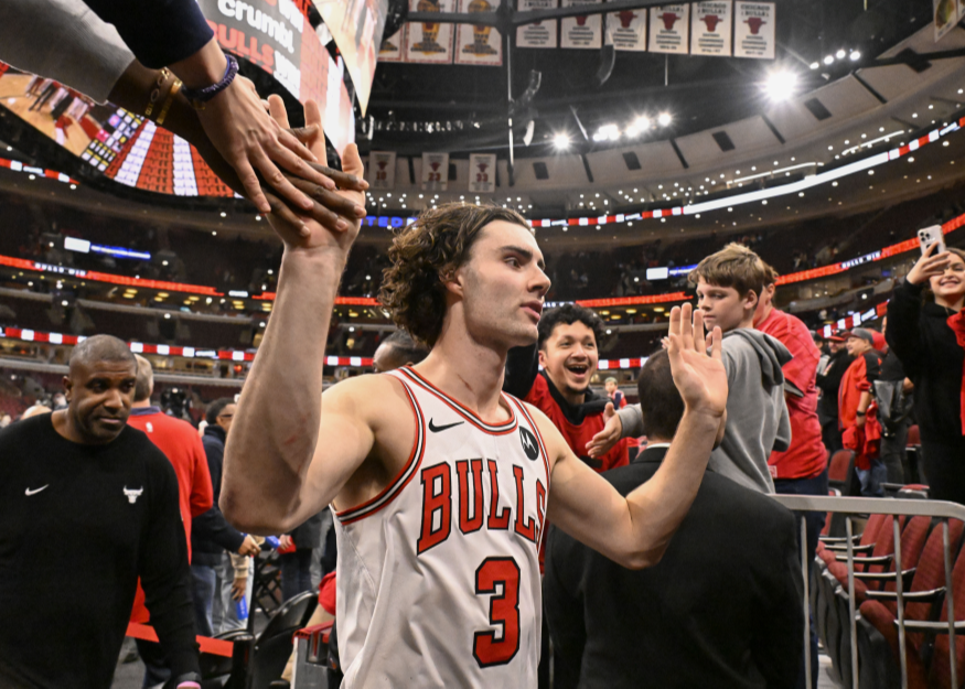 在第一场比赛中，吉迪获得了26+12+13，赛季第三次获得三双。