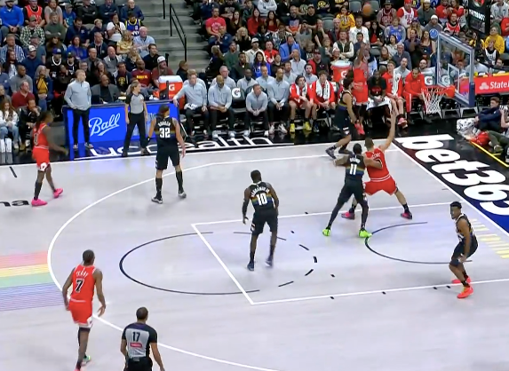 卡特底角三分再进，目前已命中5记三分。