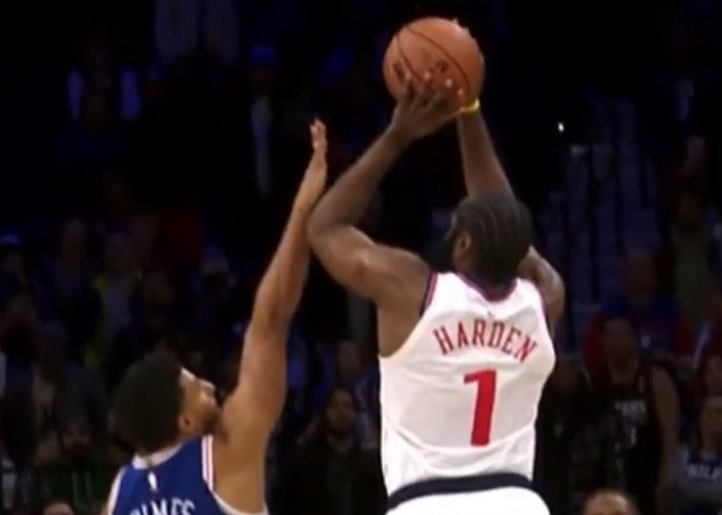 值班裁判：格莱姆斯以合法的方式防守哈登，因此没有吹三分犯规。