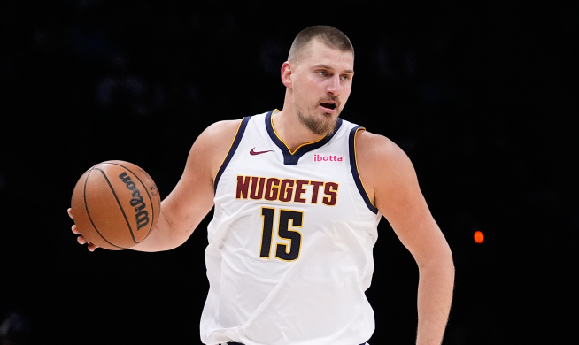 这个赛季，约基奇已经砍下了8次三双，其他前三名球员总共9次。