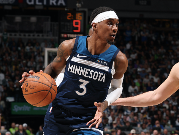 由于左手腕受伤，麦克丹尼尔斯连续188场比赛的纪录结束了。