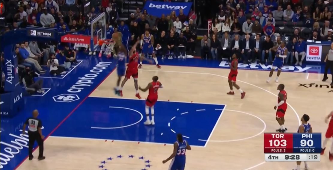 太美了！埃奇库姆抢下篮板，双手飞扣得分。