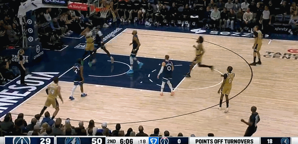 尴尬！在接近半节的时候，奇才从麦科勒姆上篮得到两分。